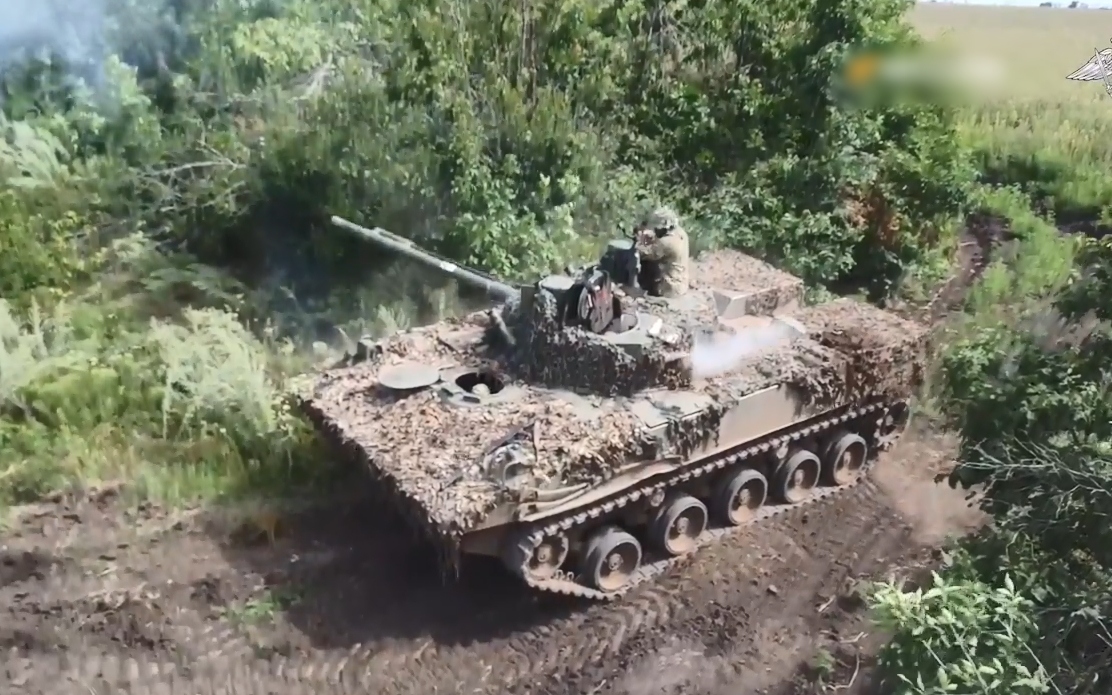 Lính dù Nga nã pháo ở cự ly gần vào binh sĩ Ukraine ẩn nấp trong rừng